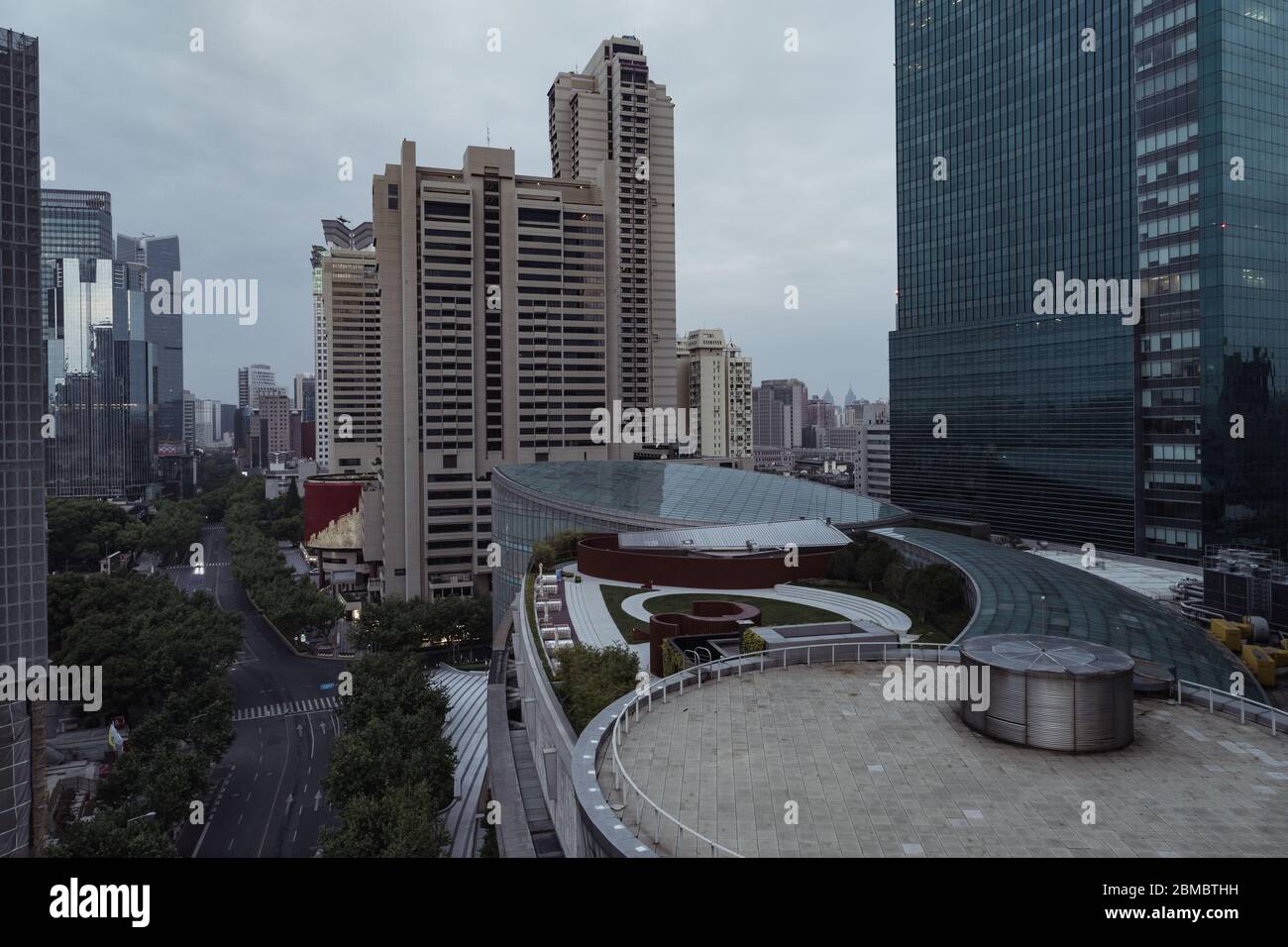 Luftaufnahme des Geschäftsviertels und der Stadtlandschaft in der nebligen Morgendämmerung, West Nanjing Road, Jing`an District, Shanghai Stockfoto